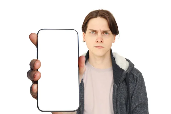 白い背景に隔離された深刻な若者の手の空白の白いスクリーン表示が付いているスマートフォン — ストック写真