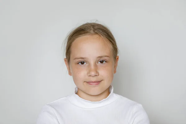 Çocuk Gülümsüyor Beyaz Kameraya Bakan Sevimli Mutlu Genç Kızın Portresi — Stok fotoğraf