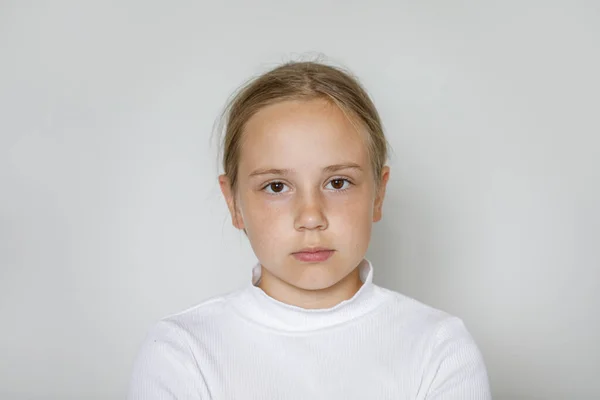 Σοβαρό Κορίτσι Παιδί Λευκό Φόντο Στούντιο Πορτρέτο — Φωτογραφία Αρχείου