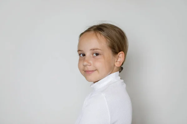 Çekici Bir Kız Çocuğu Yaşında Stüdyo Resmi Beyaz — Stok fotoğraf