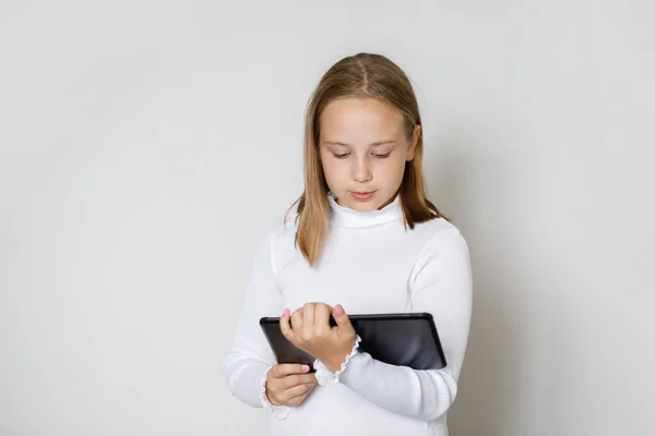 Niño Bastante Serio Usando Gadget Tableta Fondo Blanco Pared Del —  Fotos de Stock
