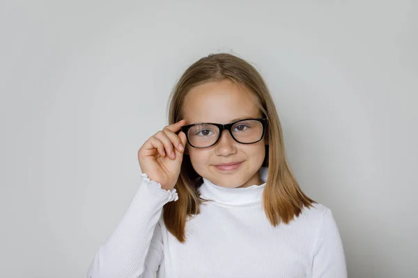Gözlüklü Beyaz Duvarda Poz Veren Mutlu Kız Çocuğu Stüdyo Resmi — Stok fotoğraf