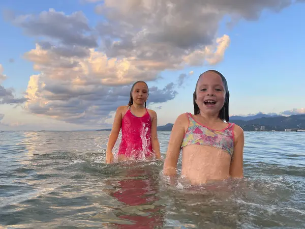 年轻姑娘们在浪花中游泳 快乐的孩子 暑假的概念 — 图库照片