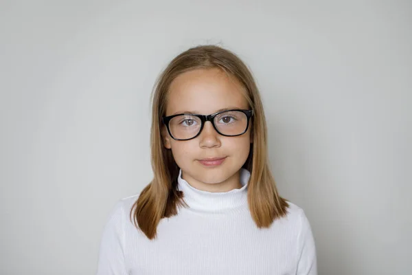 Smart Barn Flicka Glasögon Tittar Kameran Vit Bakgrund Studio Porträtt — Stockfoto