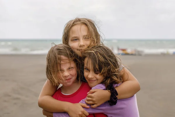 Lindo Niño Sonriente Jugando Playa Adorables Chicas Jóvenes Aire Libre — Foto de Stock