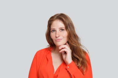 beyaz zemin üzerinde neşeli kadın 