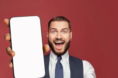 Kazanan kişi yeni Uygulama veya mobil web sitesi için boş beyaz ekran görüntüsü olan akıllı telefonu tutuyor, Mockup pankartı