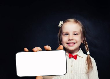 Yeni uygulama ya da mobil web sitesi için boş beyaz ekran ekranlı akıllı telefon gösteren neşeli, zeki bir öğrenci.