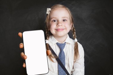 Elinde boş beyaz ekranlı akıllı telefon tutan sevimli bir kız öğrenci. Yeni Uygulama, Eğitim veya mobil web sitesi için model pankartı