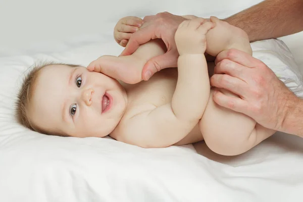 Adorável Bebê Sorrindo Deitado Cama — Fotografia de Stock