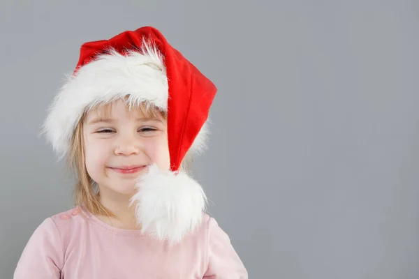サンタの帽子のハッピーかわいい赤ん坊の小さな女の子 クリスマスの肖像画 — ストック写真