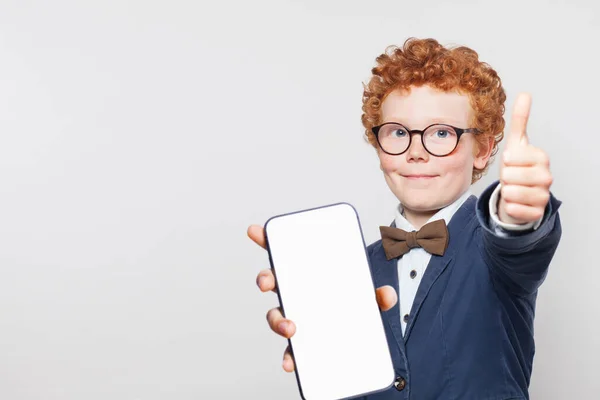 Netter Cleverer Schüler Hält Smartphone Mit Leerem Weißen Bildschirm Für — Stockfoto