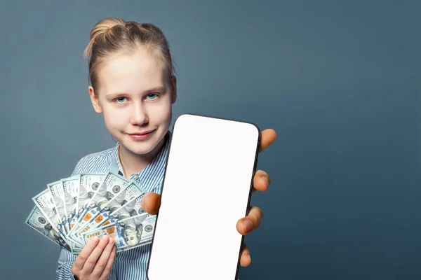 Mutlu Genç Kadın Boş Beyaz Ekranlı Akıllı Telefonu Tutuyor Para — Stok fotoğraf