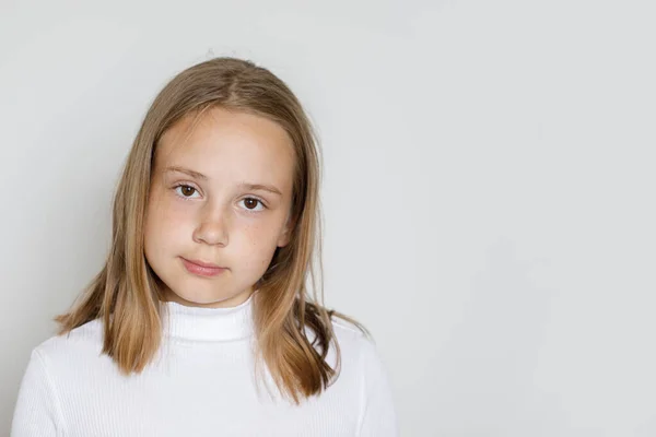 Çocuk Yüzü Yakın Plan Beyaz Arka Planda Küçük Bir Kız — Stok fotoğraf