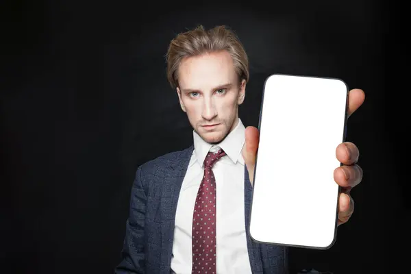 Schöner Geschäftsmann Anzug Zeigt Smartphone Mit Leerem Weißen Bildschirm Für — Stockfoto