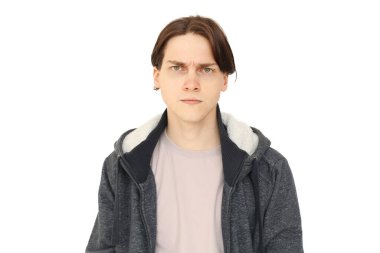 Beyaz arka planda soyutlanmış genç ciddi bir adam.