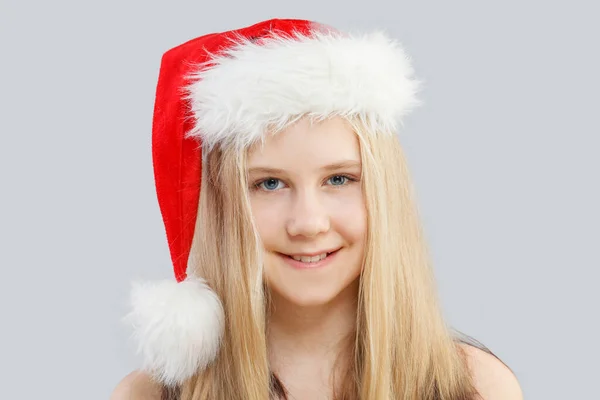 Різдвом Молода Дівчина Капелюсі Санта Сміється Сірому Фоні — стокове фото