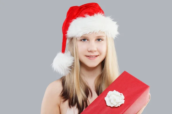 Šťastný Teenager Dívka Santa Červenou Vánoční Dárková Krabice Šedém Pozadí — Stock fotografie