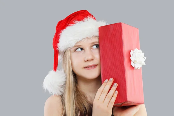 Счастливая Девочка Шляпе Санта Клауса Красным Подарком Заднем Плане — стоковое фото