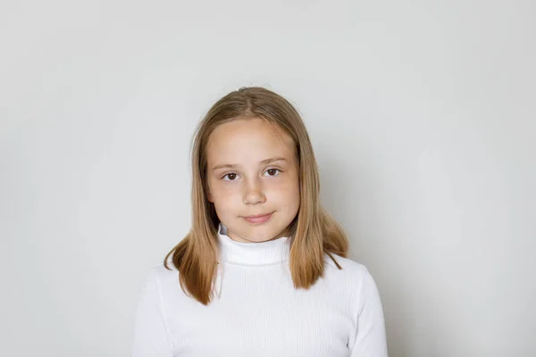 Aantrekkelijk Meisje Met Bruin Haar Witte Achtergrond Kind Jaar Oud — Stockfoto