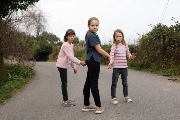 Αστεία Παιδιά Που Περπατούν Στο Δρόμο Στο Χωριό — Φωτογραφία Αρχείου