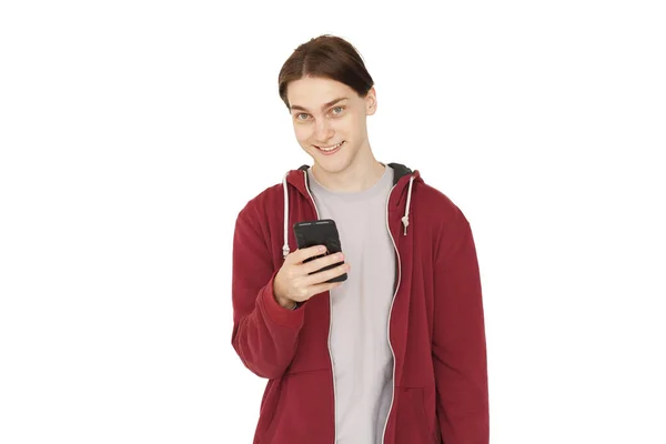白い色の背景に隔離されたスマートフォンチャットを保持しているチラシ男の肖像画 — ストック写真