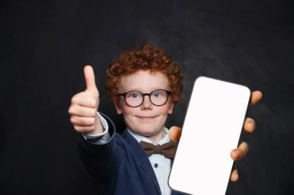 Écolier Enfant Heureux Montrant Smartphone Avec Écran Blanc Vide Vierge — Photo