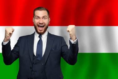 Macaristan iş dünyası, eğitim, diploma ve vatandaşlık kavramının arka planında Macar mutlu işadamı