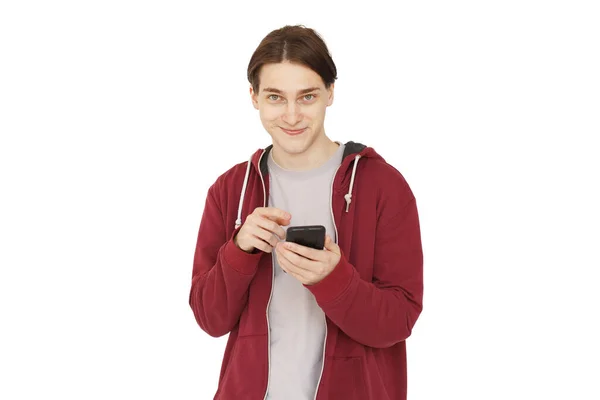 Glücklicher Kerl Lächelt Während Handy Isoliert Über Weißem Hintergrund Benutzt — Stockfoto