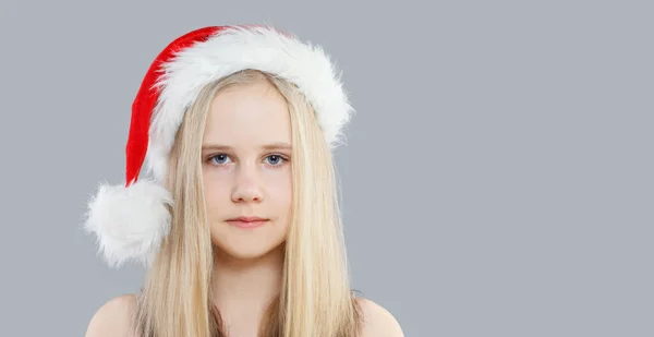 Portret Van Mooie Jonge Blonde Meisje Santa Hoed Grijze Achtergrond — Stockfoto