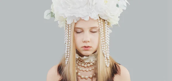 Молодая Девушка Привлекательная Блондинка Модель Жемчуге Весенней Шляпе Цветок Сером — стоковое фото