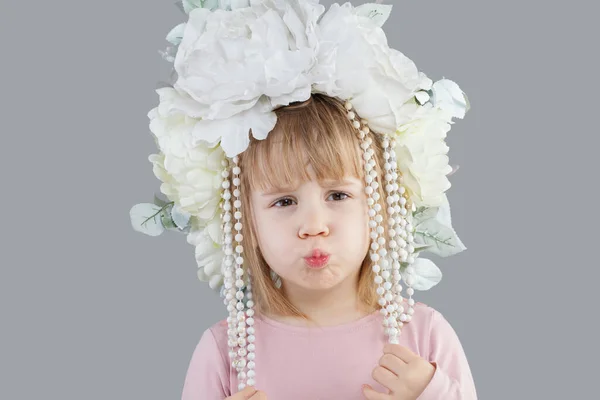 Urocze Śmieszne Dziecko Dziewczynka Biały Kwiat Kapelusz Zbliżenie Portret — Zdjęcie stockowe