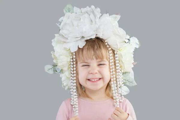 Słodkie Śmiech Dziecko Dziewczynka Biały Kwiat Kapelusz Portret — Zdjęcie stockowe