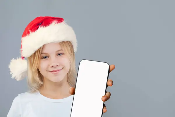 Девочка Санта Держит Смартфон Пустым Белым Дисплеем Сером Фоне Рождественский — стоковое фото