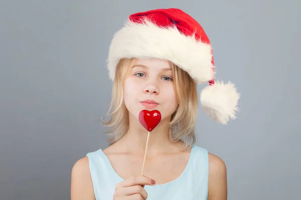 グレーの背景に幼い少女サンタのクリスマスの肖像画 — ストック写真