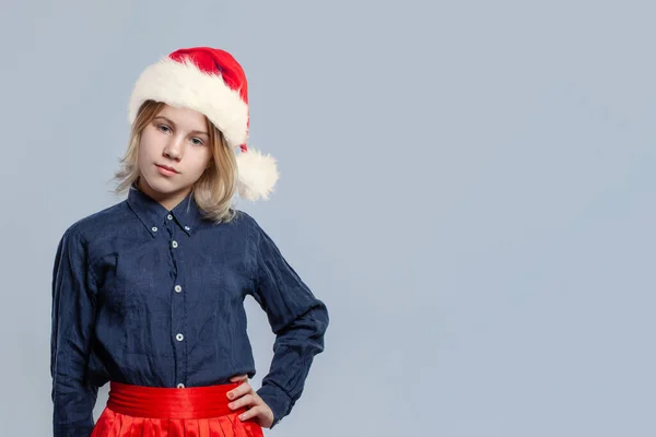 Όμορφο Πορτρέτο Χριστουγεννιάτικου Κοριτσιού Ευτυχισμένα Χριστούγεννα Παιδί Σάντα Ποζάρουν Λευκό — Φωτογραφία Αρχείου