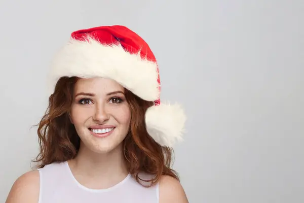 Χριστουγεννιάτικη Γυναίκα Κόκκινα Μαλλιά Και Χαριτωμένο Φιλικό Χαμόγελο Όμορφη Γυναίκα — Φωτογραφία Αρχείου