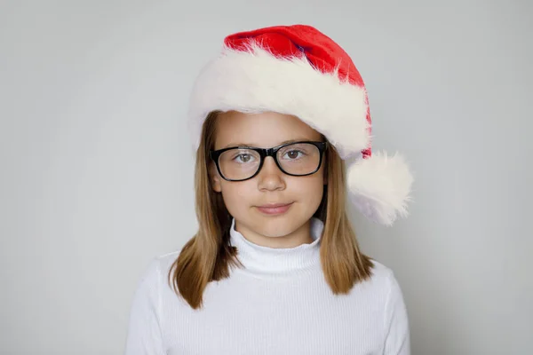 Дитяча Дівчинка Санта Білому Тлі Різдвяний Портрет — стокове фото
