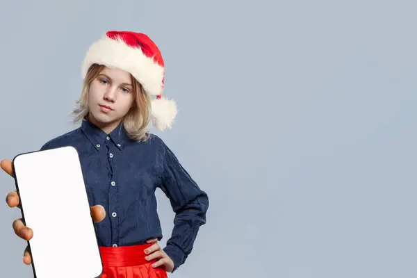 Πορτρέτο Του Όμορφη Νεαρή Κοπέλα Santa Κρατώντας Smartphone Κενή Λευκή — Φωτογραφία Αρχείου