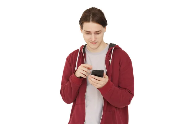 Junger Brünetter Mann Rotem Kapuzenpulli Mit Smartphone Auf Weißem Hintergrund — Stockfoto