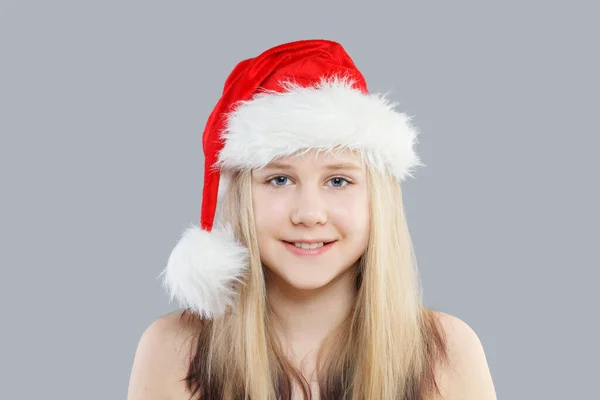 กสาวคร มาสในหมวกซานต แดงบนพ นหล เทา — ภาพถ่ายสต็อก