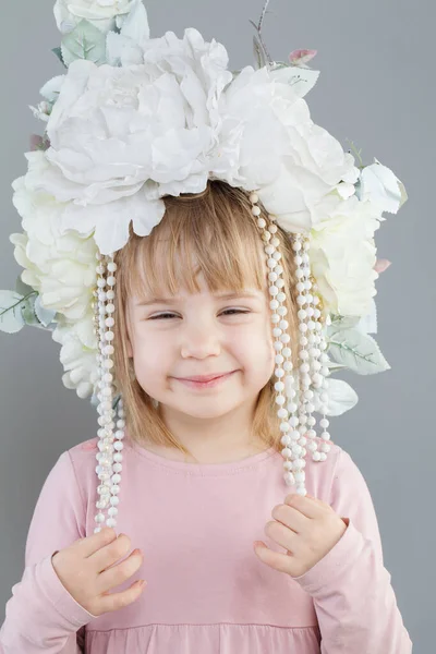 Ładny Dzieciak Dziewczyna Biały Kwiat Kapelusz Uśmiecha Się Szare Tło — Zdjęcie stockowe