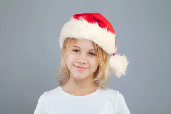 Gri Arka Planda Noel Baba Şapkası Takan Tatlı Gülüşlü Bir — Stok fotoğraf