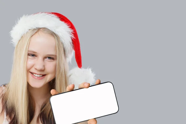 白い背景に大きな空のディスプレイでスマートフォンを保持しているサンタの子供の少女を笑う幸せ — ストック写真