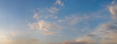 Bulutlu panoramik günbatımı gökyüzü, güzel doğal arka plan