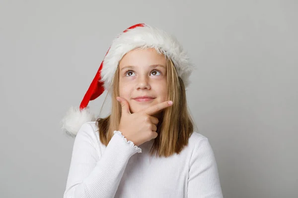 Neşeli Çocuk Noel Baba Düşünüyor Beyaz Arka Plana Bakıyor — Stok fotoğraf