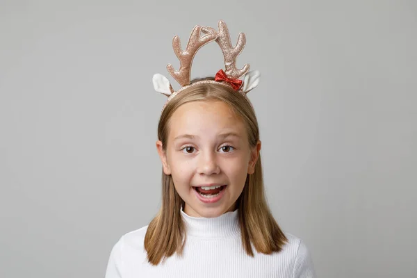 Natal Menina Surpresa Xmas Cabelo Deco Fundo Branco — Fotografia de Stock
