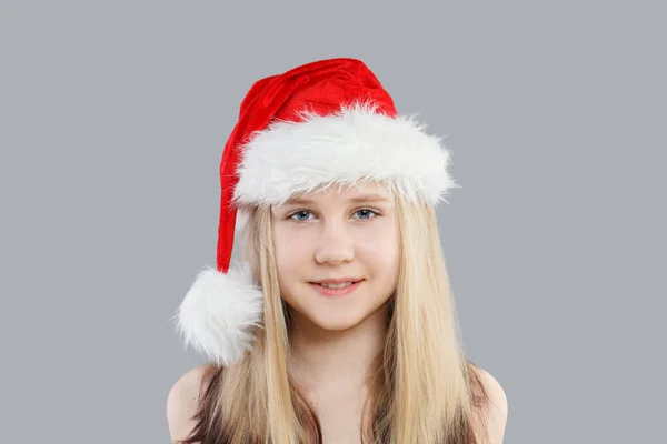 Gri Arka Planda Şirin Çocuk Noel Baba Yakın Plan Portresi — Stok fotoğraf