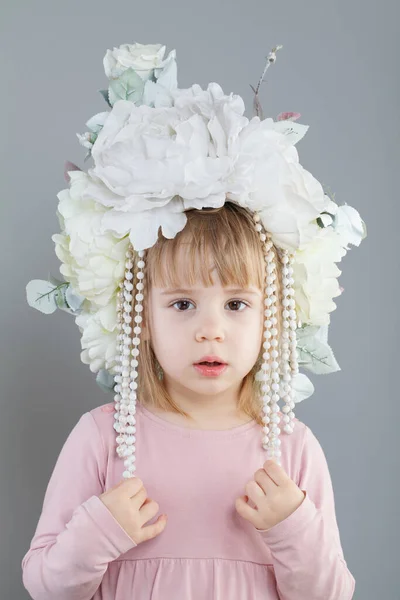 Portret Uroczej Dziewczynki Białym Kwiatowym Kapeluszu Szarym Tle — Zdjęcie stockowe