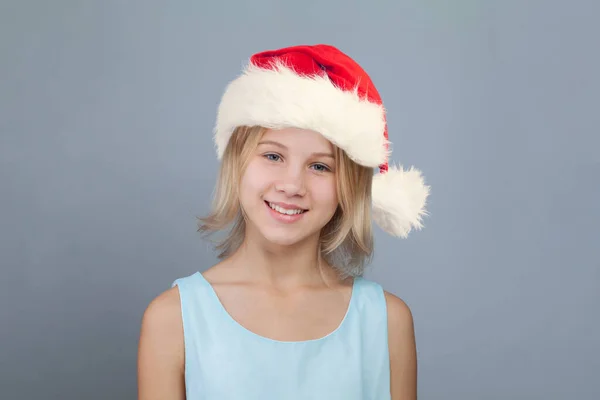 Vidám Lány Santa Kalap Kék Háttér Karácsonyi Portré — Stock Fotó